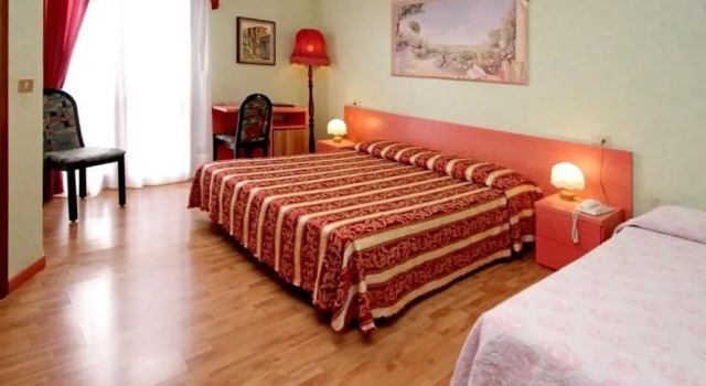 Трёхместный номер Standard с балконом Hotel Benaco