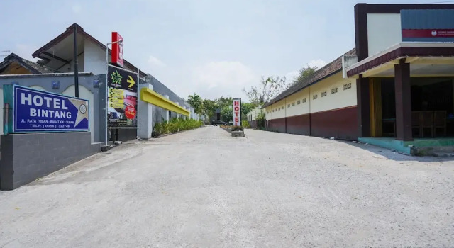 OYO 1588 Hotel Bintang, Book Hotel Hotels in Tuban with Parking, Parking