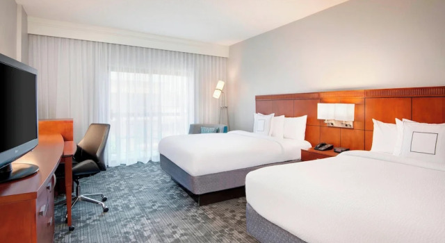 Четырёхместный номер Standard с балконом Courtyard by Marriott Savannah Midtown