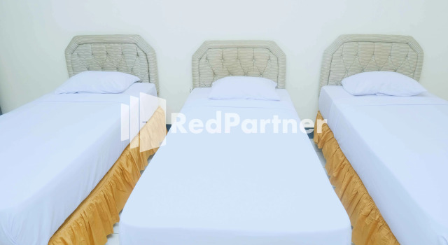 Трёхместный номер Standard Hotel Transit 1 Makassar RedPartner