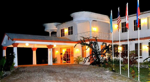 Chateau Champvert, Buchen Sie Hotel Les Cayes 