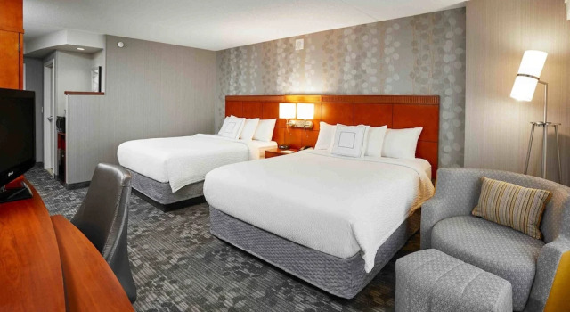 Четырёхместный номер Standard с балконом и с видом на внутренний двор Courtyard by Marriott Toronto Brampton