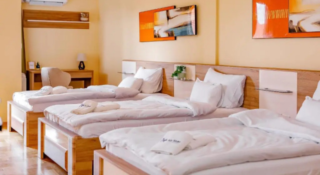 Трёхместный номер с балконом Hotel AirStar