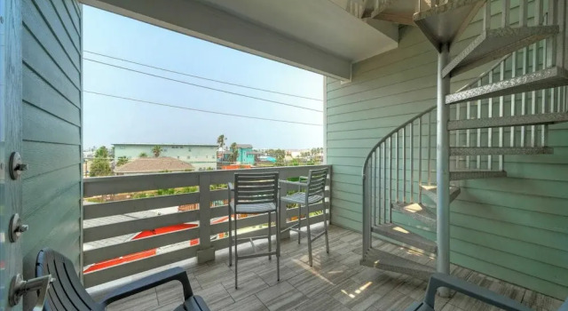 Коттедж Sleeps 33! 4 Condos, Walk to the Beach, Resort-style Pool, Endless Summer Resort