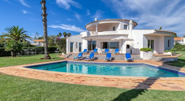 Vila Paraiso in Carvoeiro, Забронировать Вилла Отели Карвоэйру с парковкой, рядом с Пешеходный маршрут Sete Vales Suspensos, Парковка