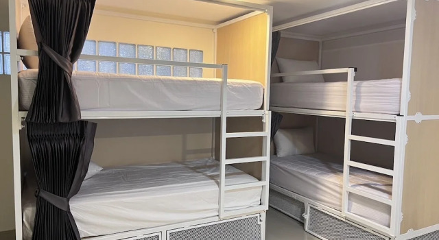 Кровать в общем номере The Freelancer Hotel