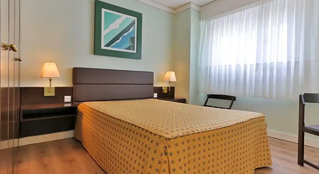 Кровать в общем номере с 2 комнатами с видом на город Hotel Apartamento Solverde