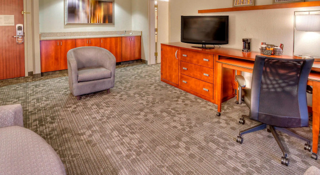 Двухместный люкс c 1 комнатой с балконом и с видом на внутренний двор Courtyard by Marriott Burlington