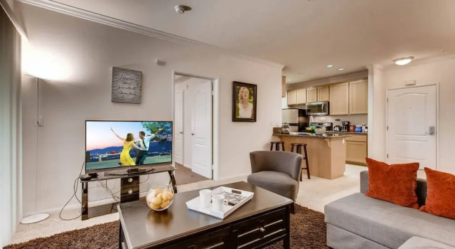 A+ Los Angeles Seclusion Large 2br/2bath + 2 Free Parking Spots! (P2), Забронировать Апарт-отель Апарт-отели Лос-Анджелеса, рядом с Развлекательный центр L.A. Live, Апарт-отель