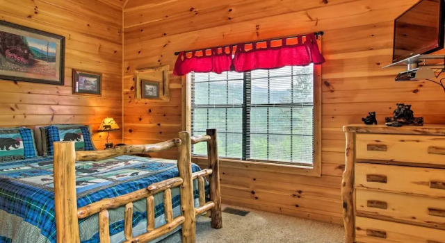 Коттедж Expansive Gatlinburg Cabin: Hot Tub, Deck & Grill!
