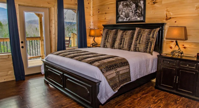 Breathtaking 14br Cabin Elevator Views Games Hot Tubs Galore
