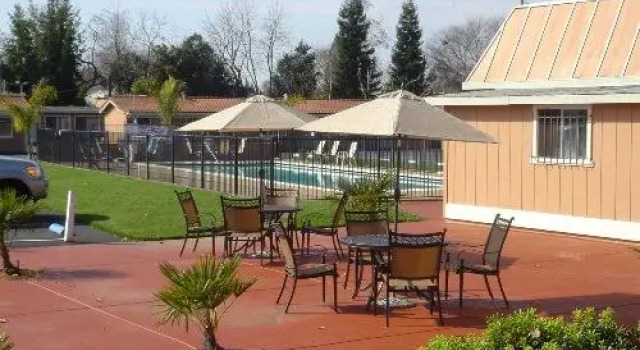 Кровать в общем номере Tri-Valley Inn & Suites