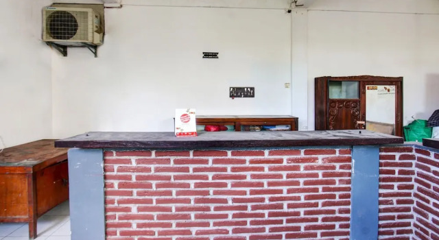 OYO 92624 Stone Homestay, Rezervovat Hotel Hotely v Mataram s parkováním, Parkování