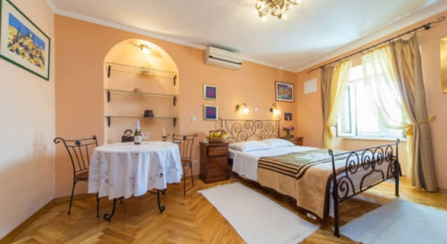 Amoret Apartments