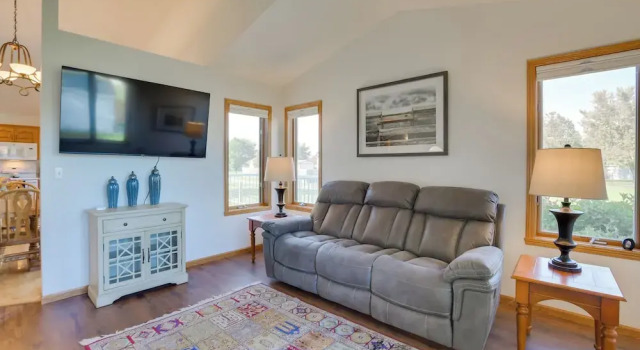 5 Mi to Dtwn: Pet-friendly 'wheatland Twin' Home!, Забронировать Дом для отпуска Фарго штат Северная Дакота, рядом с Thunder Road Amusement Park