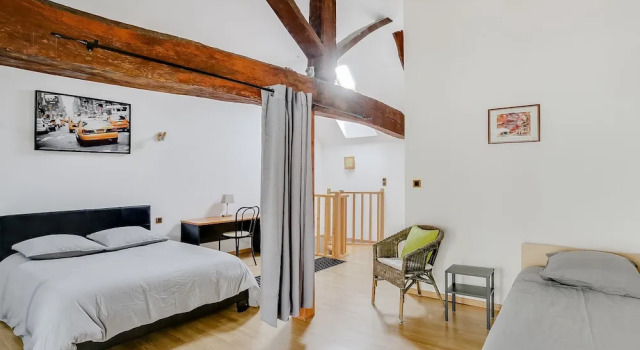 La cour de Cremieu, Rezerwuj Hotel Hotele w Rhône z parkingiem, Parking