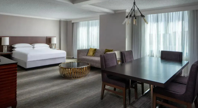 Двухместный люкс Falls Church Marriott Fairview Park