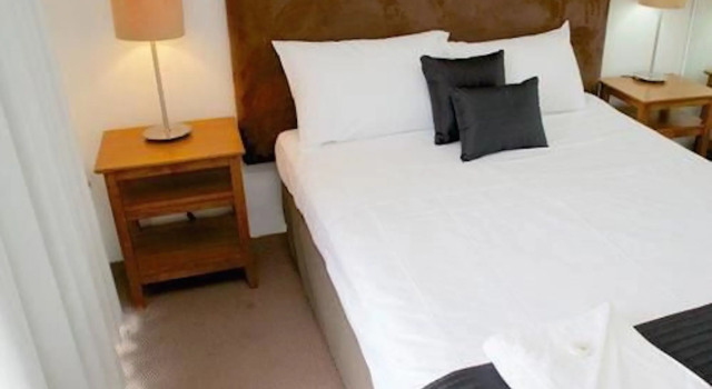Karana Palms Self Contained Apartments, Book Ferieresort Hoteller i Gold Coast med parkering, nær Infinity Maze, Parkering