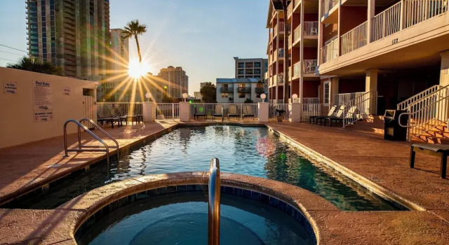 Whale of a Time Resort Home for 6, Walk to Beach