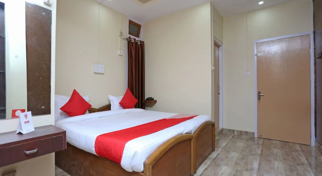 OYO 11696 Holiday Inn Guest House