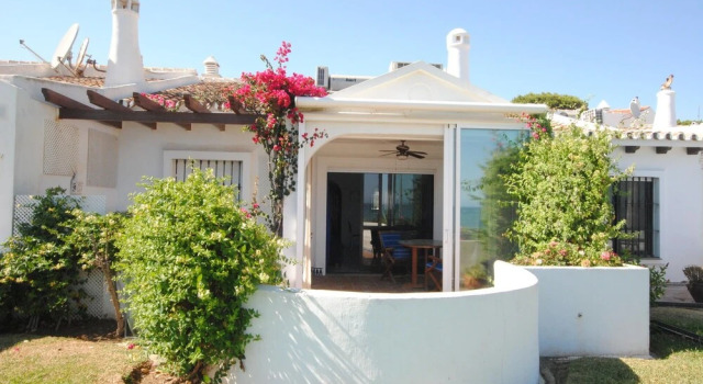 Villa Pino Beachfront Bungalow, Забронировать Вилла Михас Коста-дель-Соль, рядом с Las Lagunas Theatre