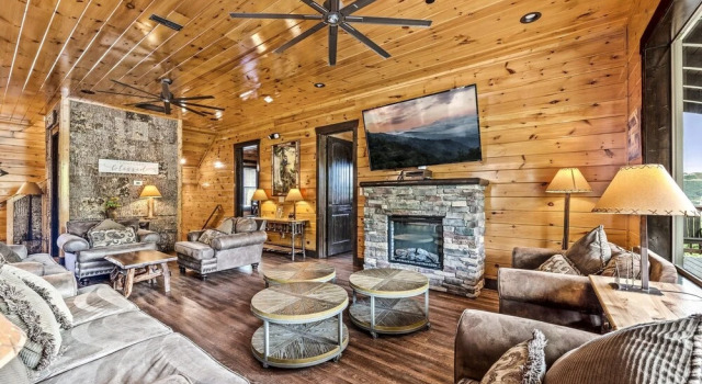 The Majestic Pine Retreat 13 Bedroom Home by Redawning, Забронировать Отель Гатлинберг Great Smoky Mountains National Park, рядом с Парк аттракционов Earthquake the Ride
