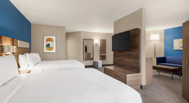 Четырёхместный люкс с видом на реку Holiday Inn Express & Suites Evansville Downtown