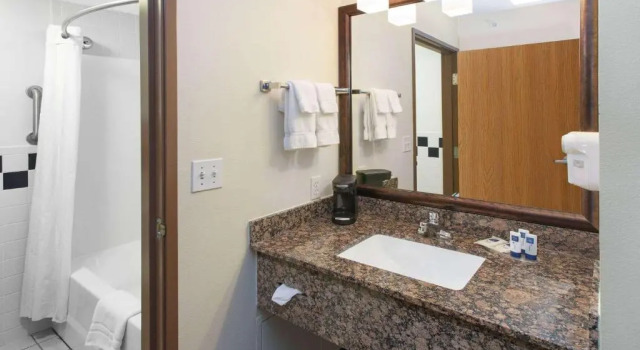 Четырёхместный номер Standard AmericInn by Wyndham Webster City