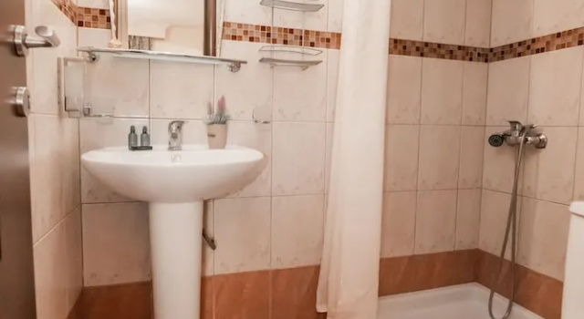 Четырёхместный номер Standard с балконом Hotel Avra
