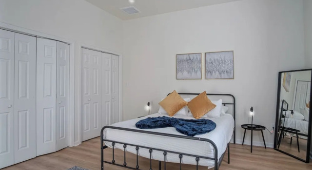 Апартаменты Pristine 3 BR/ 2BA Abode Close to Lovely Downtown!