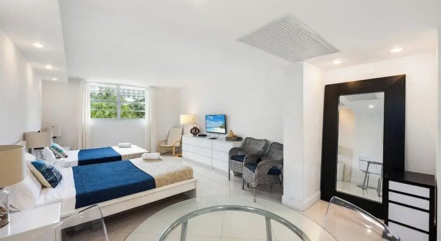 Condo Close to the Beach Pool Gym Tennis 2BR 6 Guests