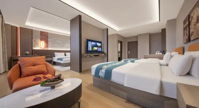 Трёхместный люкс Yuekelai Hotel Ruili
