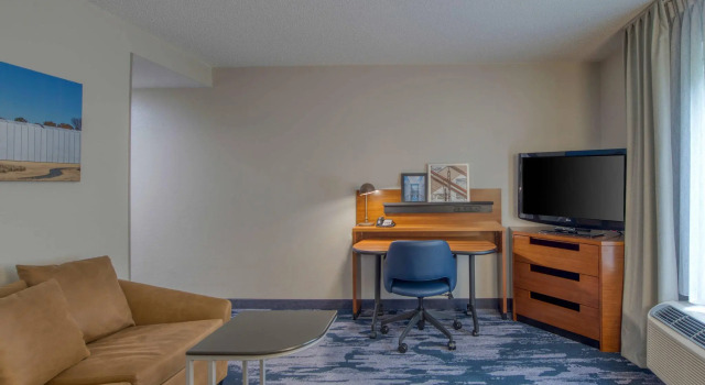 Люкс Fairfield Inn & Suites Raleigh Crabtree Valley