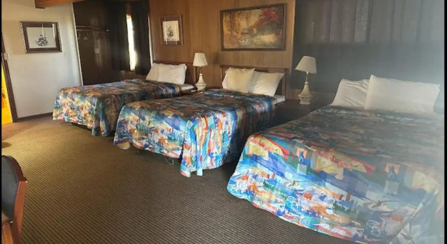 Шестиместный номер Standard Love Hotels Western Holiday by OYO at Harlan Lake NE