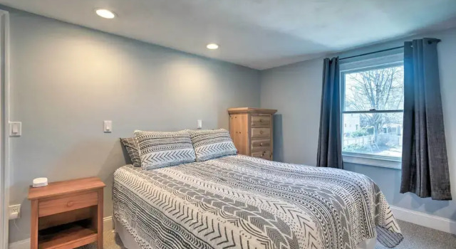 Коттедж 3 Mi to Dtwn & Beach! Bristol Home w/ Patio