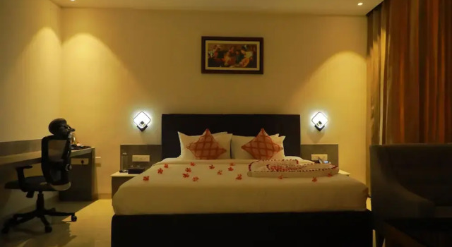 Forest Meadows Resort -Swiss In Salem, Prenota Resort Hotel a Varagampadi con piscina, Piscina