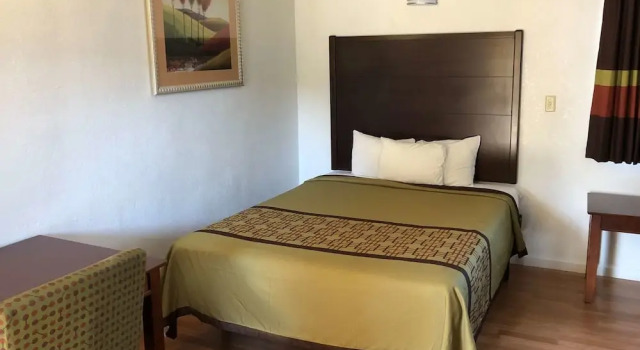 Rodeway Inn, Забронировать Отель Висейлия штат Калифорния, рядом с Visalia Fox Theatre