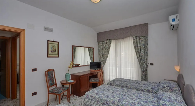 Четырёхместный номер Standard с балконом и с видом на сад Hotel La Castellana