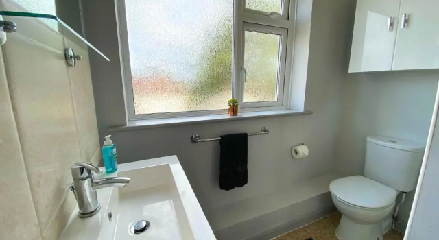 Коттедж Beautiful Large 4 bedroom House - 5 Minute Walk to the Best Beach! - Great Location - Garden - Parking - Fast WiFi - Smart TV - Newly decorated - sleeps up to 10! Close to Bournemouth & Poole & Sandbanks