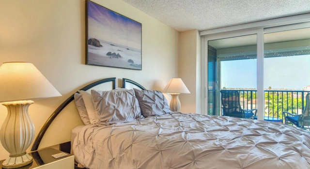2 Mi to Beach! Bay-view Snowbird Haven in St Pete, Забронировать Апартаменты/квартира Апартаменты штата Флориды, Апартаменты/квартира