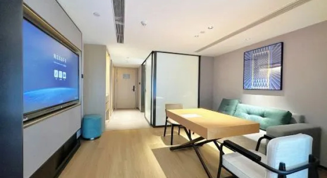 Люкс Deluxe Country lnn & Suites by Radisson，Wuhan High-Speed Rail Station Hotel