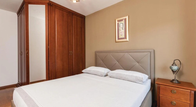 Awesome Home in Podstrana With Wifi and 2 Bedrooms, Varaa Hotelli Hotellit Strožanac pysäköinnillä, Pysäköinti