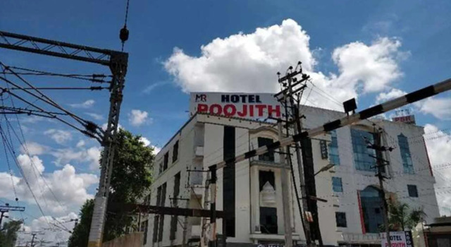 Hotel Poojith Grand, Забронировать Отель Тирупати штат Андхра-Прадеш, рядом с Центральный автобусный вокзал APSRTC