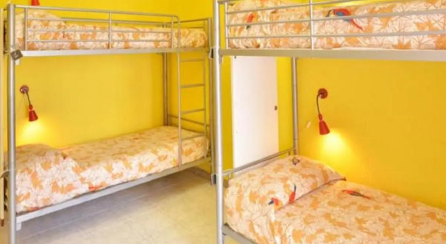 Кровать в общем номере Gianni House