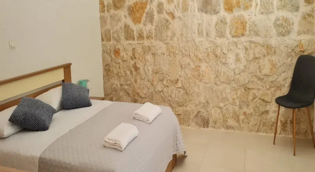 Holiday Home Mico With Swimming Pool, Varaa Hotelli Hotellit Split-Dalmatia pysäköinnillä, Pysäköinti