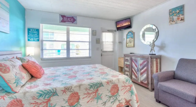 Tropic Terrace #56 - Beachfront Rental 1 Bedroom Condo by Redawning, Забронировать Апартаменты/квартира Отели Треже-Айленд с парковкой, рядом с St. Petersburg Municipal Beach, Парковка