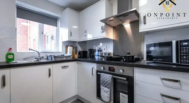 ✰OnPoint - Spacious 2 Bed Apt - FREE Parking✰, Забронировать Отель Отели Англии 3 звезды, 3*