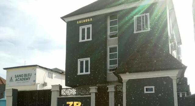 Momak 8 Hotel Adenuga House