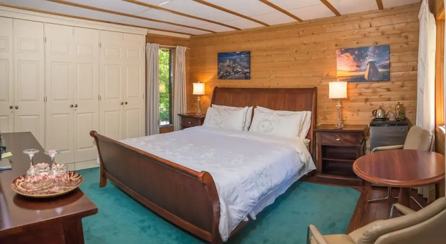 Cedarwood Lodge, Забронировать Отель Провиденс-Бэй 