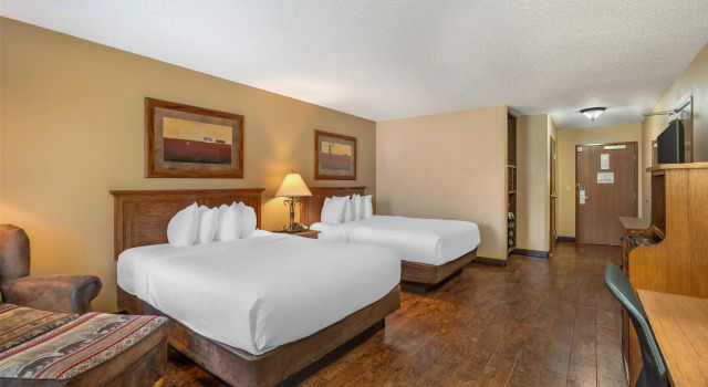 Четырёхместный номер Standard Best Western Plus Kelly Inn & Suites